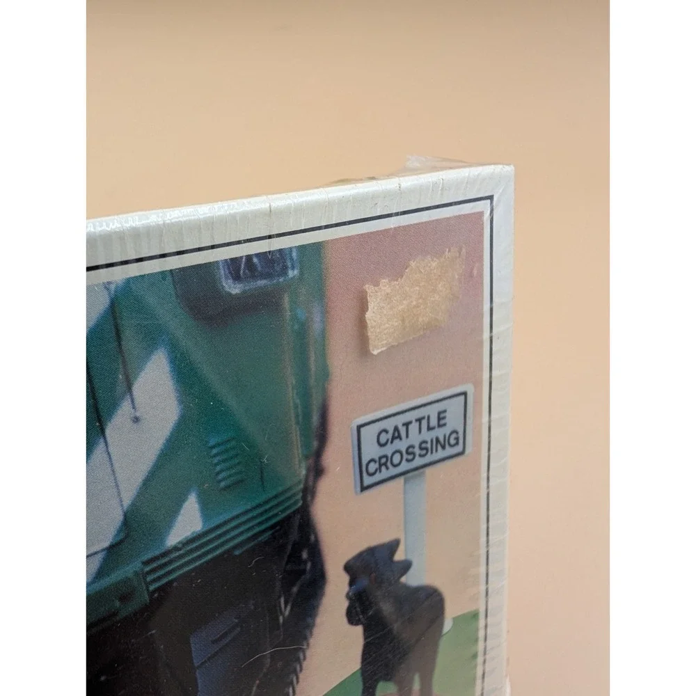 Bachmann HO Lot 2 #1428 Operating Caboose Pick-Platform & #1434 Cattle Crossing